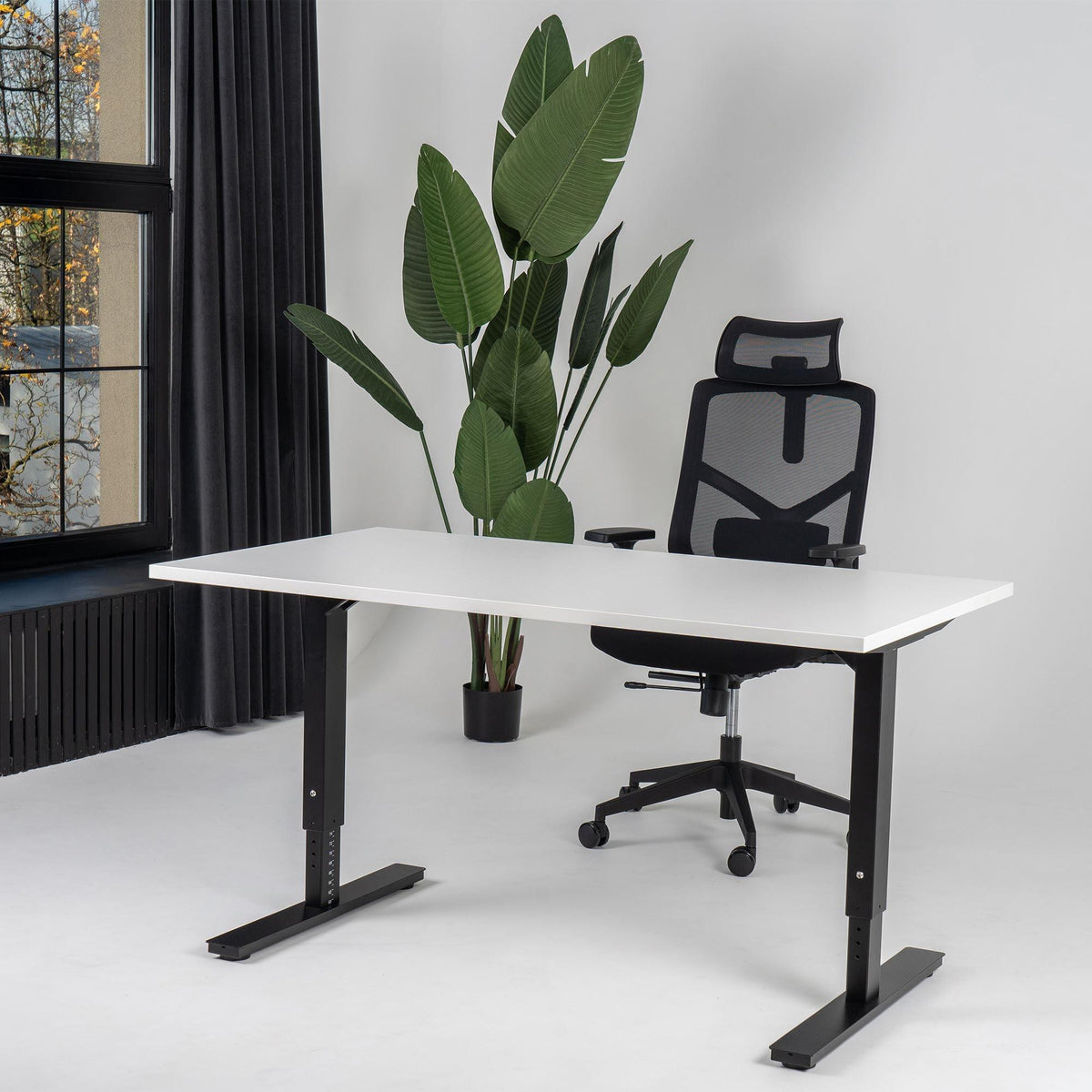 Reguliuojamo aukščio biuro stalas Forza Line – Balta / Juoda / 120 x 65