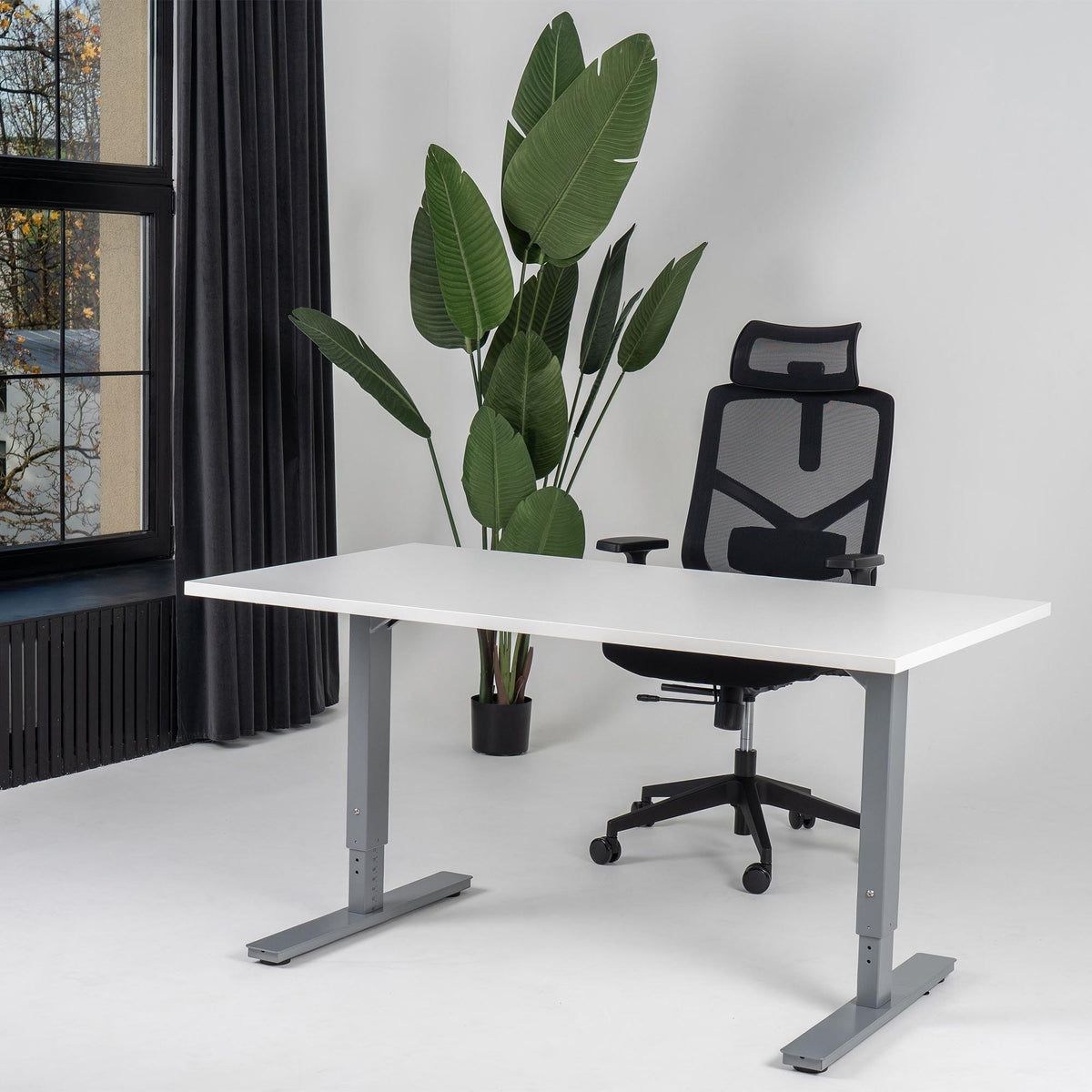 Reguliuojamo aukščio biuro stalas Forza Line – Balta / Sidabro / 120 x 65