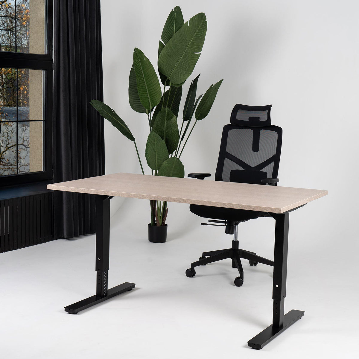 Reguliuojamo aukščio biuro stalas Forza Line – Nabucco / Juoda / 120 x 65