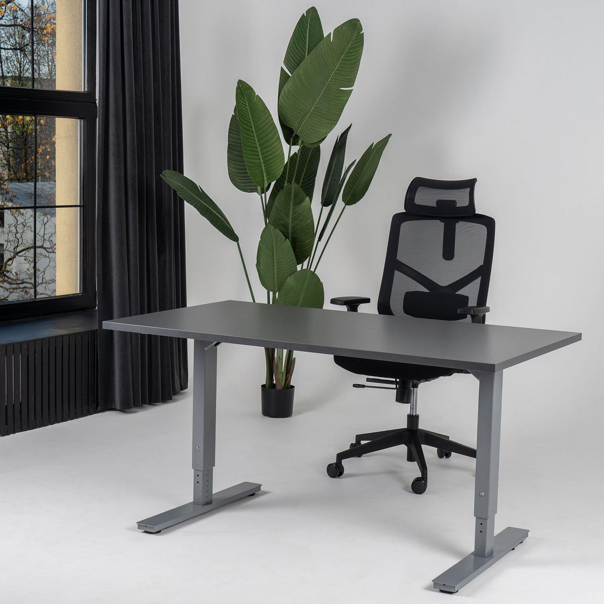 Reguliuojamo aukščio biuro stalas Forza Line – Antracito / Sidabro / 120 x 65