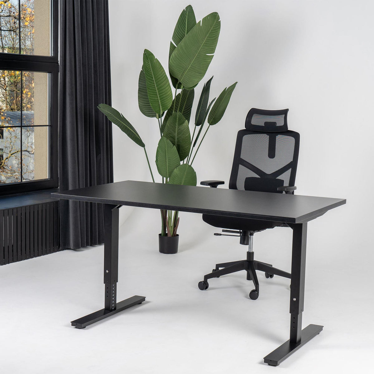 Reguliuojamo aukščio biuro stalas Forza Line – Juoda / Juoda / 120 x 65