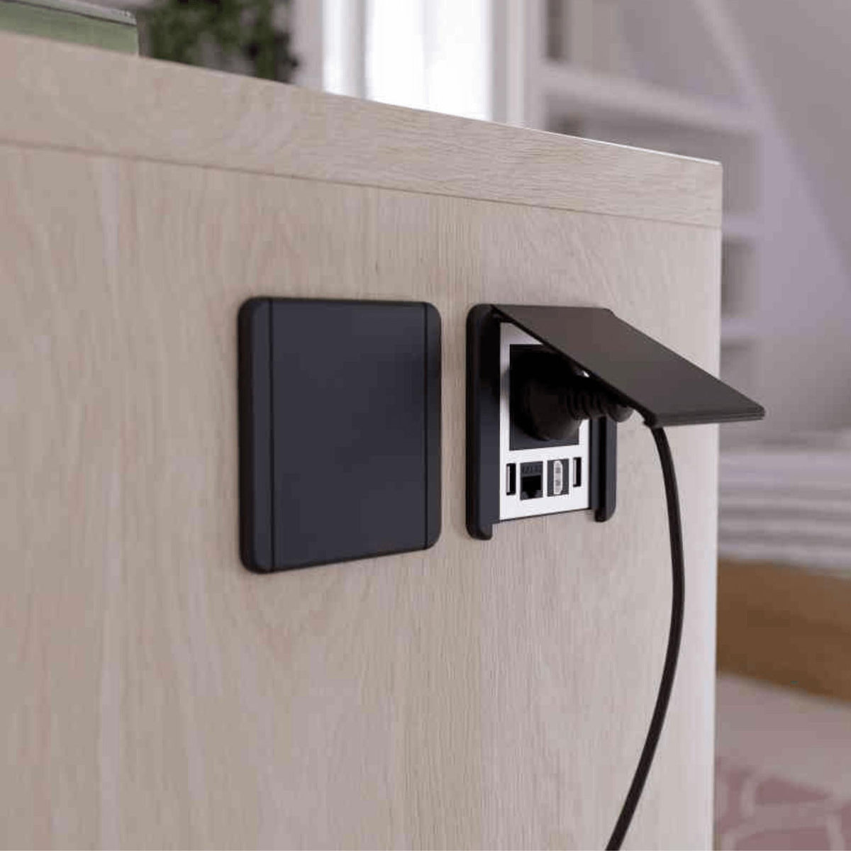 Iebūvējama Rozete ar atveramu aizsargvāku, 1x SCHUKO, 2xUSB A, 1x HDMI