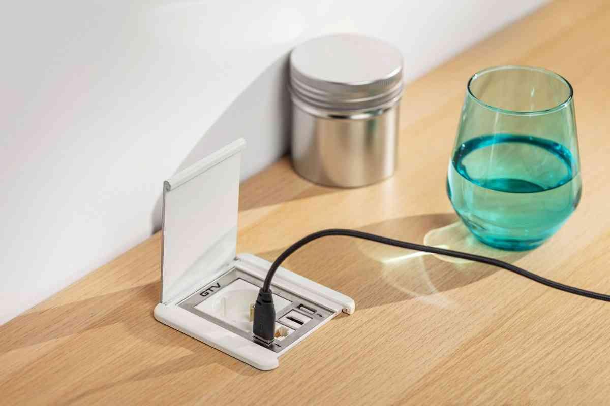 Iebūvējama Rozete ar atveramu aizsargvāku, 1x SCHUKO, 2xUSB A, 1x HDMI