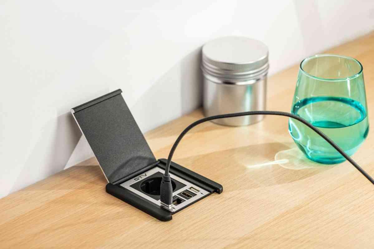 Iebūvējama Rozete ar atveramu aizsargvāku, 1x SCHUKO, 2xUSB A, 1x HDMI