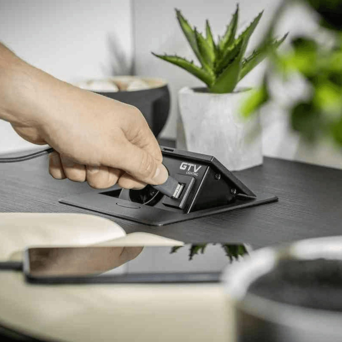 Iebūvējams Rozešu bloks AVARO, 1x SCHUKO, 2x USB A